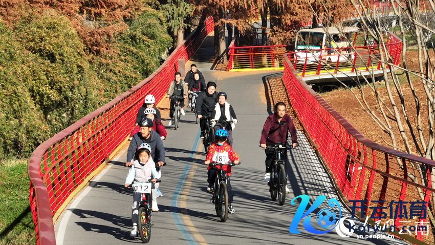 骑行精通者在滇池绿说念上骑行。朱家霖摄